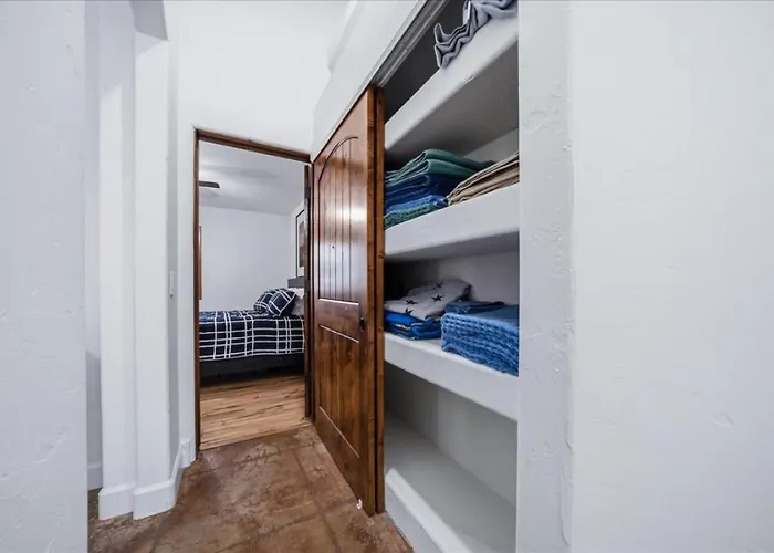 Huntington Palace W Casita - Pool, Bbq, Garage *