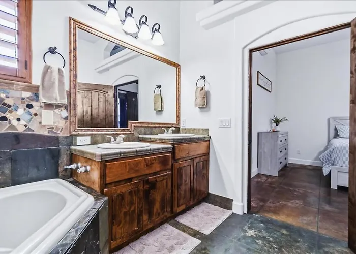 Huntington Palace W Casita - Pool, Bbq, Garage *