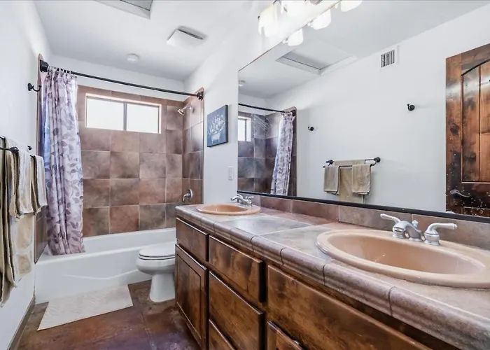 Huntington Palace W Casita - Pool, Bbq, Garage *
