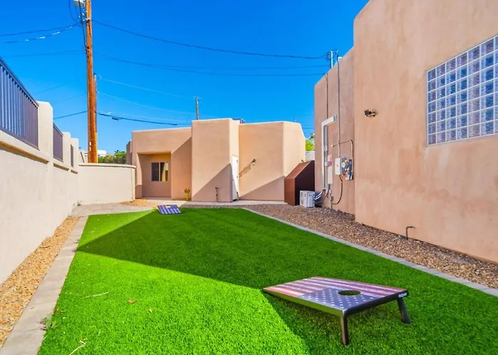 Huntington Palace W Casita - Pool, Bbq, Garage